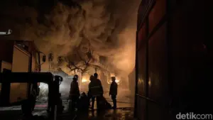 Api Melalap Pabrik Sandal di Medan, 6 Jam Pemadaman Belum Berhasil Padamkan Kobaran