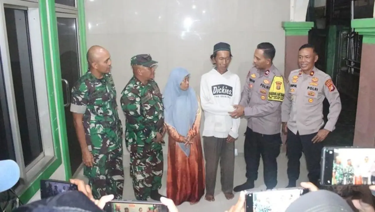 TNI-Polri Minta Maaf dan Beri Bantuan kepada Pedagang Es Kue Jadul yang Viral TNI-Polri Minta Maaf dan Beri Bantuan kepada Pedagang Es Kue Jadul yang Viral