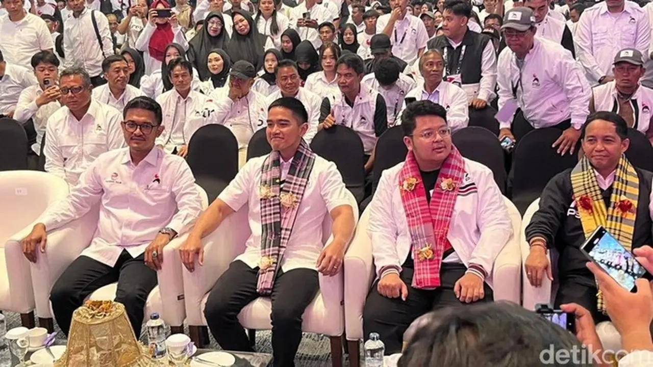 Kaesang Pangarep Tiba di Makassar, Disambut Tarian Adat Jelang Pelantikan Pengurus PSI Sulsel Kaesang Pangarep Tiba di Makassar, Disambut Tarian Adat Jelang Pelantikan Pengurus PSI Sulsel