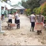 Polres Langsa Bersihkan SMPN 2 Langsa Pasca Banjir, Siap Belajar Kembali 5 Januari
