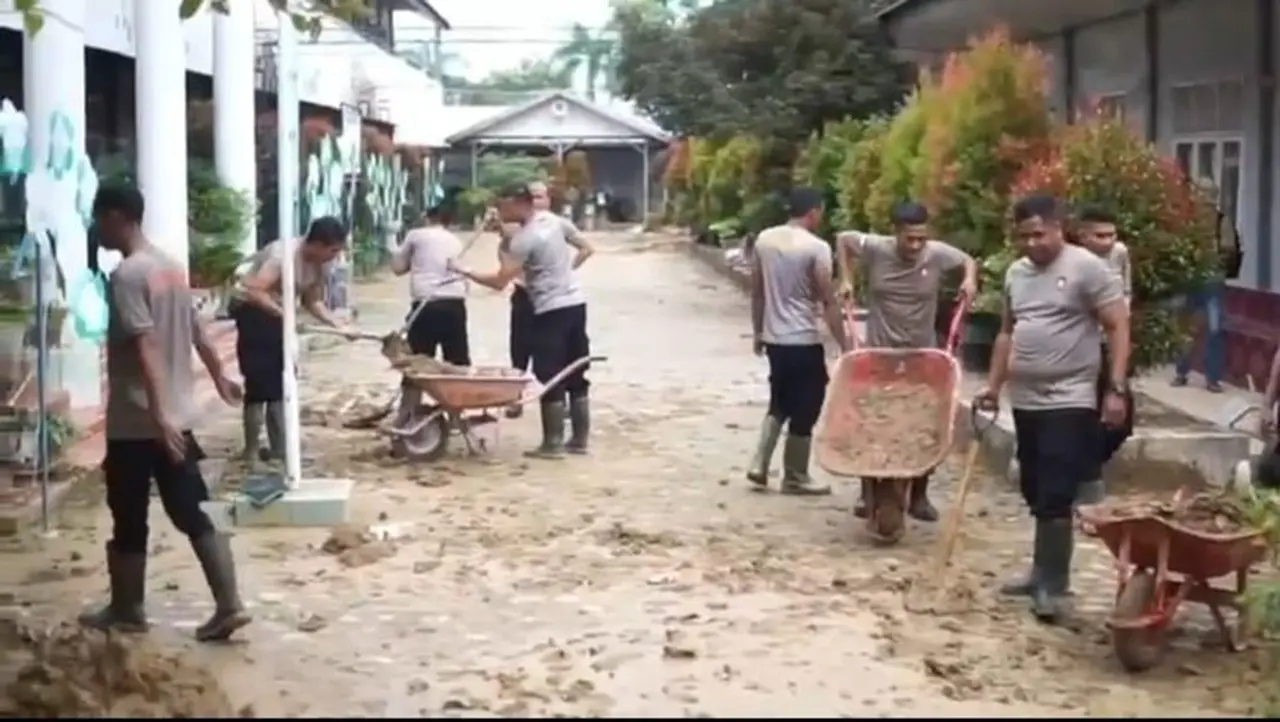 Polres Langsa Bersihkan SMPN 2 Langsa Pasca Banjir, Siap Belajar Kembali 5 Januari Polres Langsa Bersihkan SMPN 2 Langsa Pasca Banjir, Siap Belajar Kembali 5 Januari