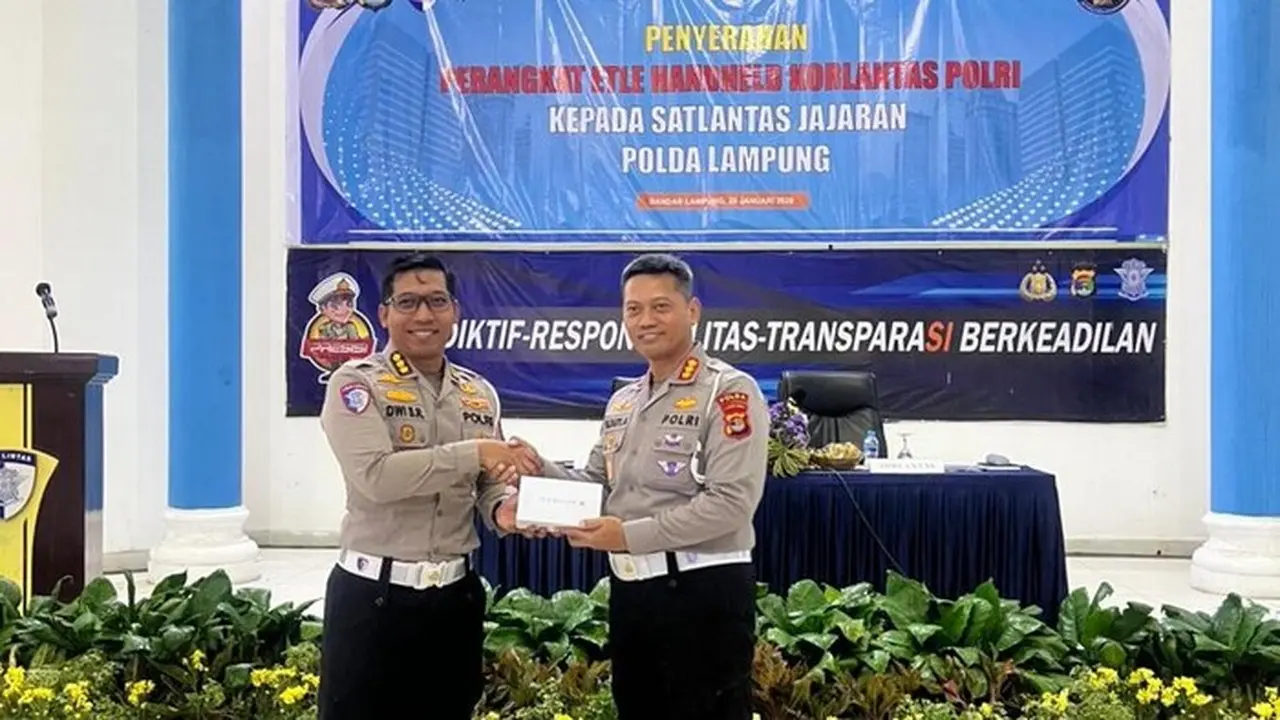 Korlantas Polri Perkuat Penegakan Hukum Lalin Lampung dengan 11 Unit ETLE Mobile Handheld Korlantas Polri Perkuat Penegakan Hukum Lalin Lampung dengan 11 Unit ETLE Mobile Handheld