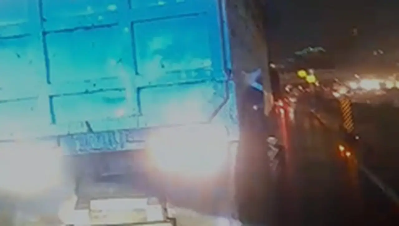 Truk Pecah Ban di MT Haryono Jaksel Arah Cawang, Pengendara Diimbau Waspada Truk Pecah Ban di MT Haryono Jaksel Arah Cawang, Pengendara Diimbau Waspada