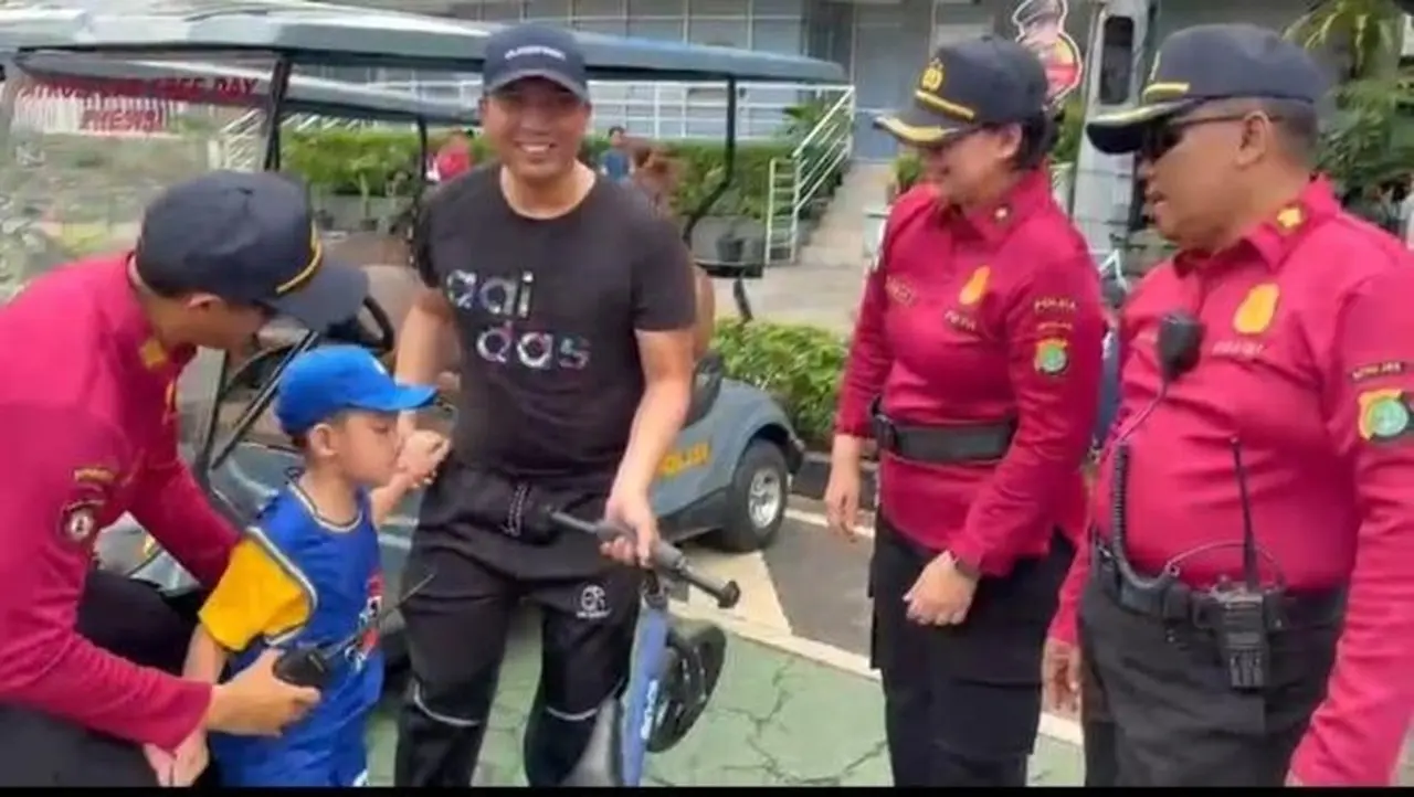 Polisi Berhasil Pertemukan Bapak dan Anak yang Terpisah di Tengah Keramaian CFD Bundaran HI