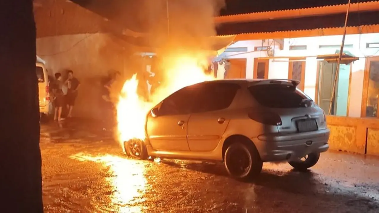 Mobil Warga di Bogor Terbakar Hebat Diduga Akibat Korsleting Listrik Saat Bertamu Mobil Warga di Bogor Terbakar Hebat Diduga Akibat Korsleting Listrik Saat Bertamu