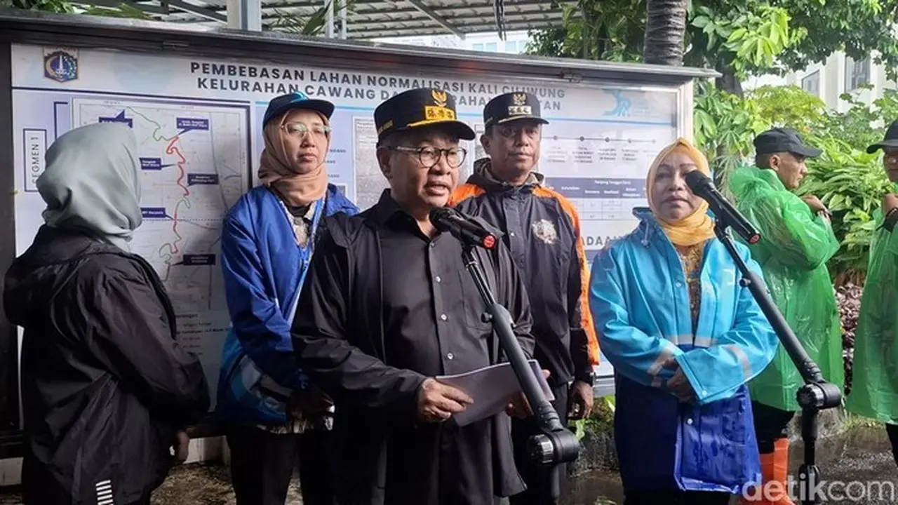 Gubernur Anung Lanjutkan Normalisasi Ciliwung, Targetkan Pengurangan Banjir 40 Persen Gubernur Anung Lanjutkan Normalisasi Ciliwung, Targetkan Pengurangan Banjir 40 Persen