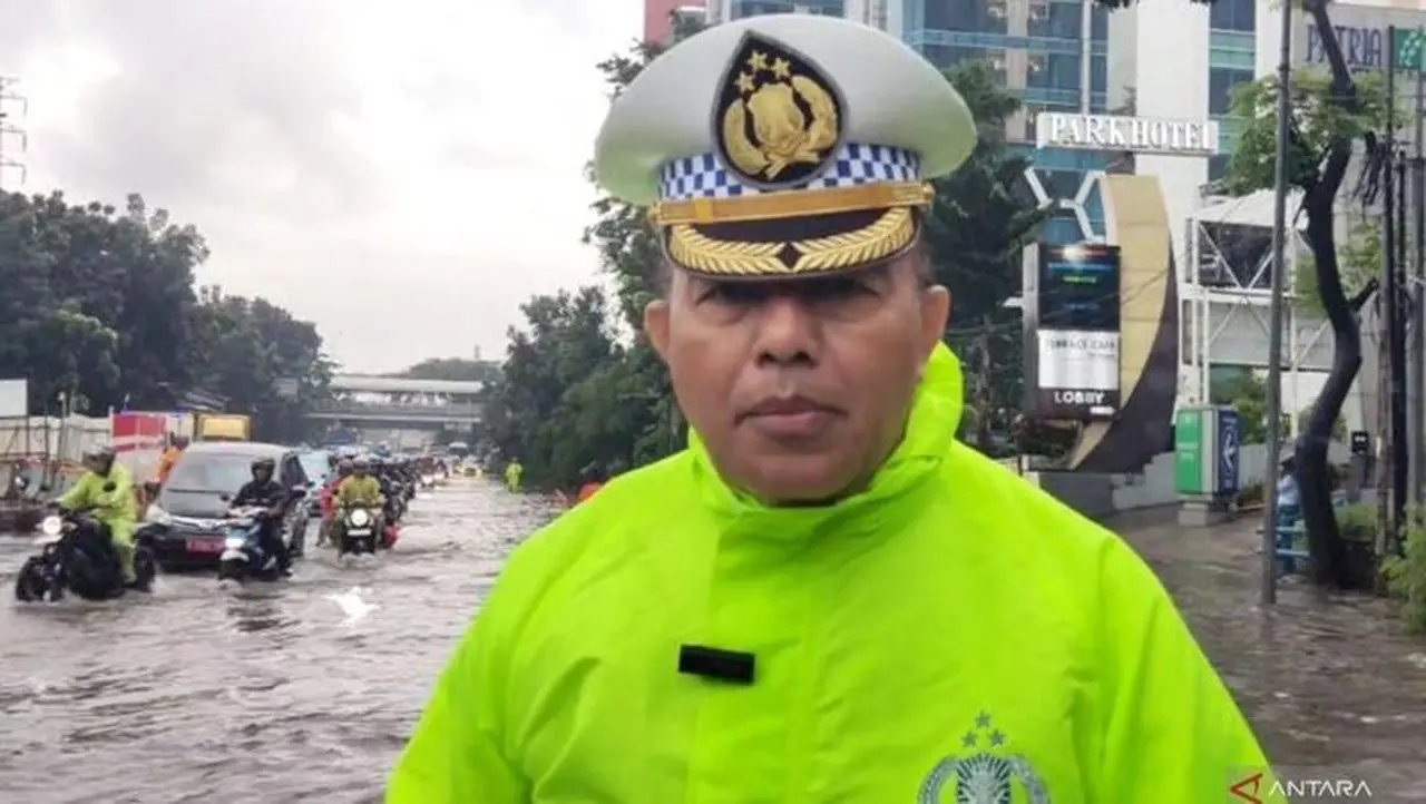 Banjir Rendam Jalan DI Panjaitan Jakarta Timur, Contraflow Diberlakukan untuk Motor Banjir Rendam Jalan DI Panjaitan Jakarta Timur, Contraflow Diberlakukan untuk Motor