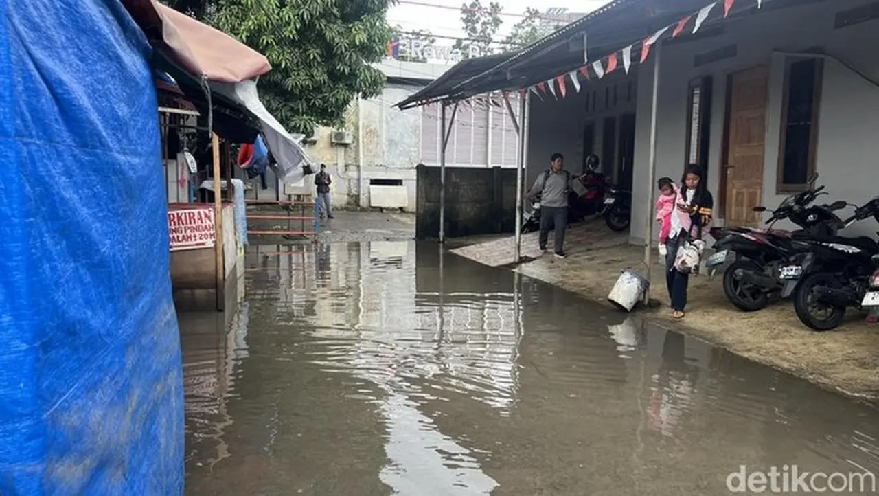 Banjir Depan Stasiun Rawa Buaya Jakarta Barat Mulai Surut, Genangan Air Setinggi Pergelangan Kaki