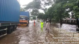 Jalan Daan Mogot Terendam Banjir 60 Cm, Kendaraan Roda Dua Terpaksa Putar Balik