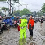 Banjir Daan Mogot Lumpuhkan Arus Lalu Lintas, Ratusan Pemotor Nekat Lawan Arah
