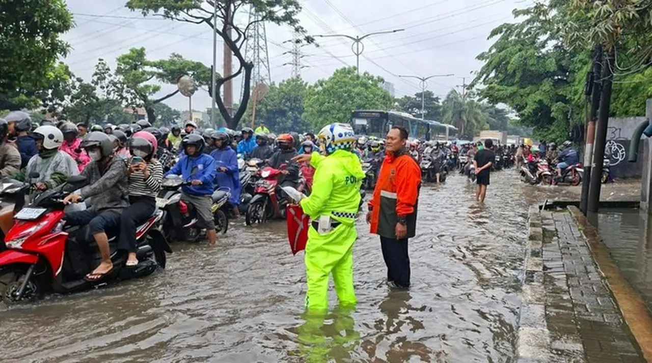 Banjir Daan Mogot Lumpuhkan Arus Lalu Lintas, Ratusan Pemotor Nekat Lawan Arah