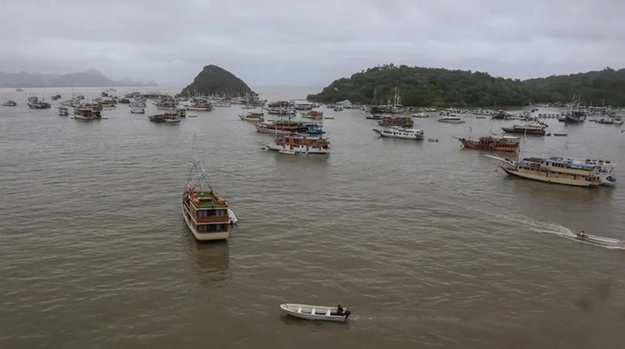 Cuaca Buruk, Pelayaran Kapal Wisata Labuan Bajo Diperpanjang Hingga 1 Februari 2026