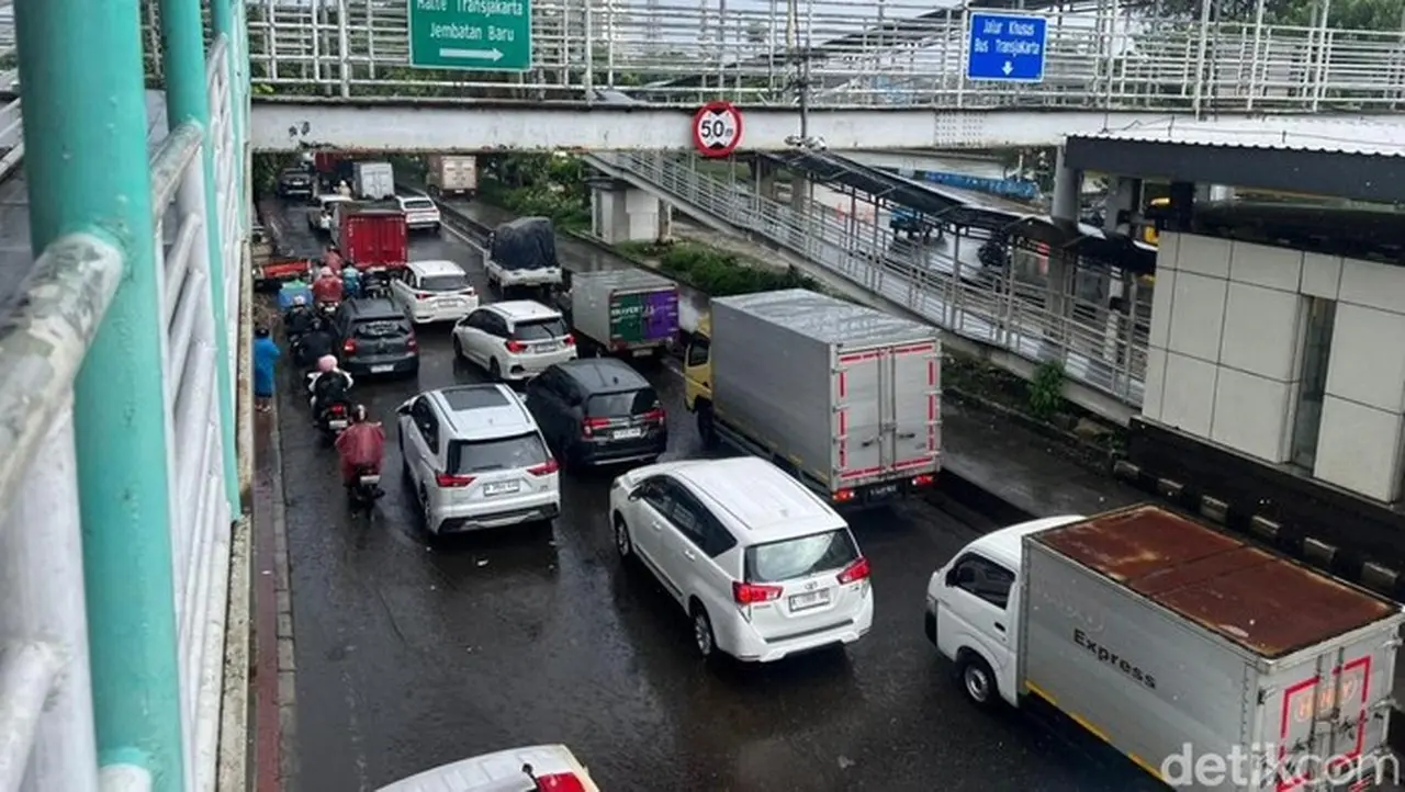 Jalan Daan Mogot Tergenang Lagi, Lalu Lintas Arah Cengkareng dan Grogol Tersendat Parah