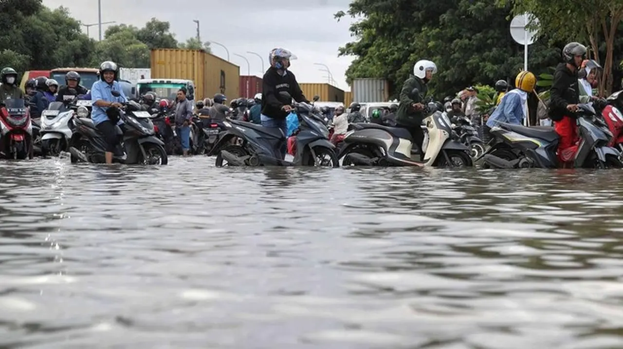 Banjir Meluas di Jakarta: 52 RT dan 17 Ruas Jalan Terendam Akibat Hujan Deras