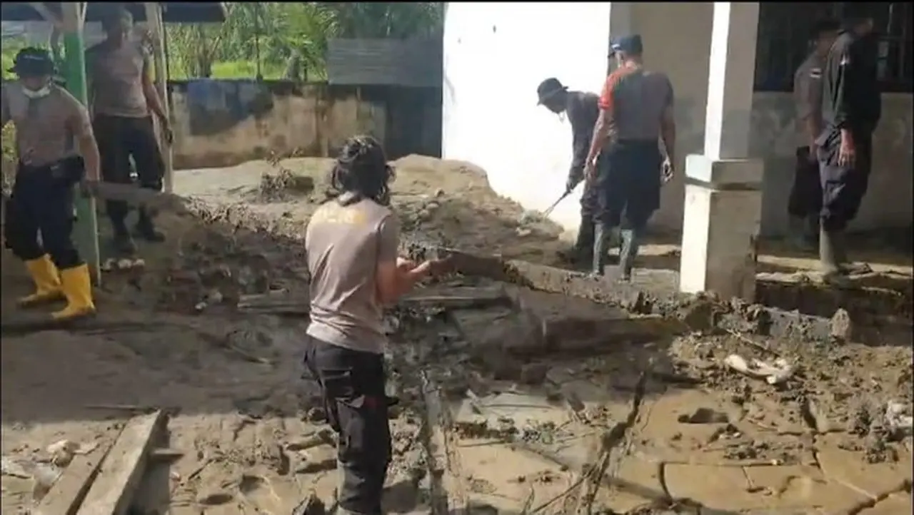 Polisi Turun Tangan Bersihkan Lumpur Banjir di SMAN 1 Peusangan Bireuen Polisi Turun Tangan Bersihkan Lumpur Banjir di SMAN 1 Peusangan Bireuen