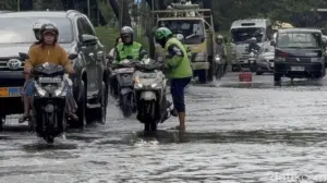Banjir Kelapa Gading Genangi Jalan, Ojol Terpaksa Parkir di Tengah Demi Antar Pesanan