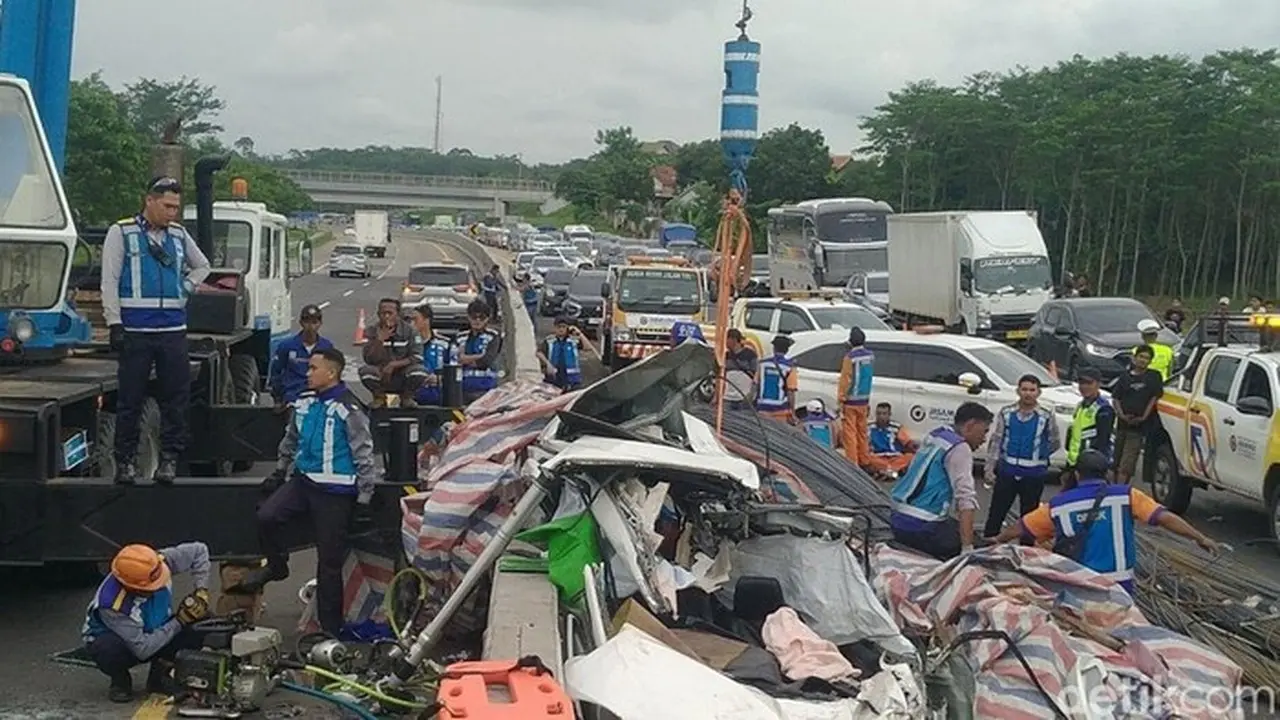 Truk Hilang Kendali Picu Kecelakaan Maut 3 Kendaraan di Tol Batang Truk Hilang Kendali Picu Kecelakaan Maut 3 Kendaraan di Tol Batang