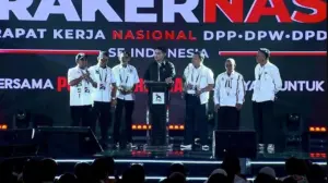 Kaesang Pangarep Bagikan KTA Emas PSI, Tegaskan Struktur Partai Harus Lengkap 100 Persen