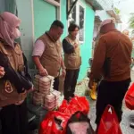 Polisi dan SPPG Bekasi Salurkan 500 Paket Makanan untuk Warga Terdampak Banjir Teluk Pucung