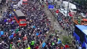 Terjebak Banjir 3 Jam di Daan Mogot, Warga Pilih Kembali ke Rumah