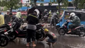 Banjir Daan Mogot Seharian, Warga Rela Bantu Pengendara Motor Mogok Tanpa Imbalan