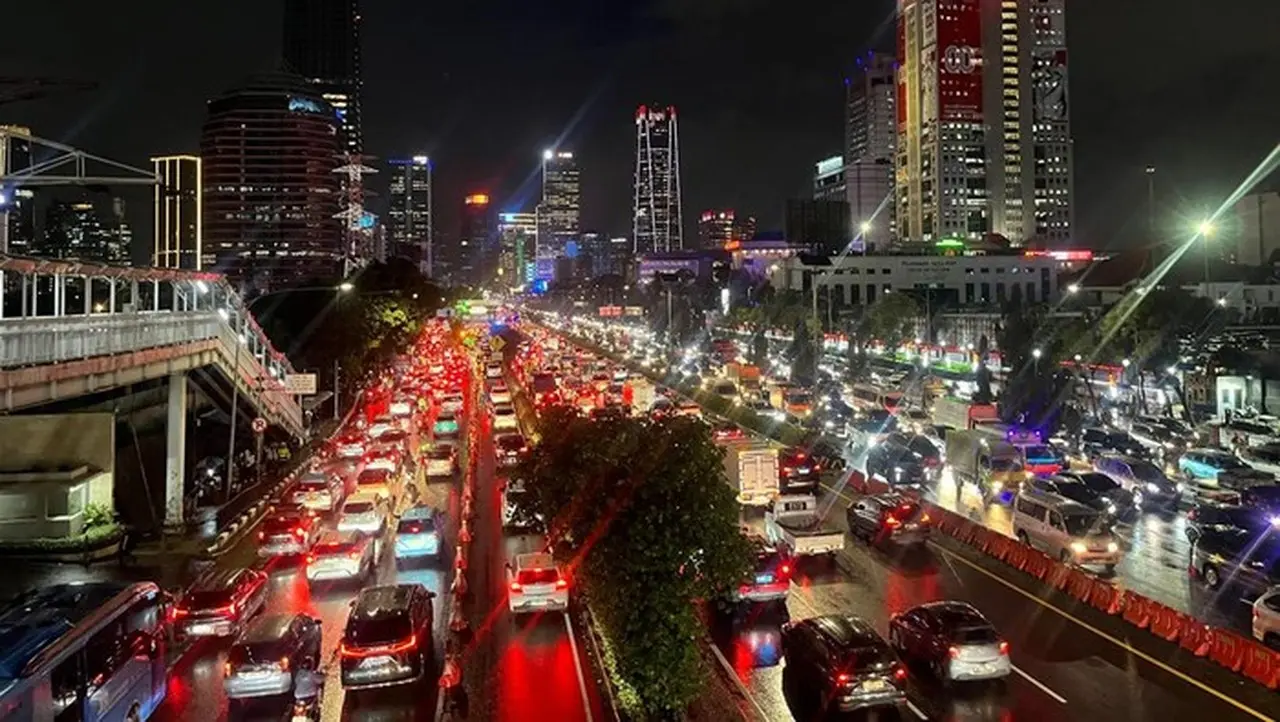 Hujan Deras Guyur Jakarta, Lalin Tol Dalam Kota dan Gatot Subroto Macet Parah