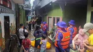 Ditpolairud Polda Metro Jaya Turun Tangan Bantu Warga Terdampak Banjir di Kebon Pala