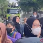 Banjir Daan Mogot Lumpuhkan Lalu Lintas, Penumpang TransJ Terpaksa Nebeng Truk