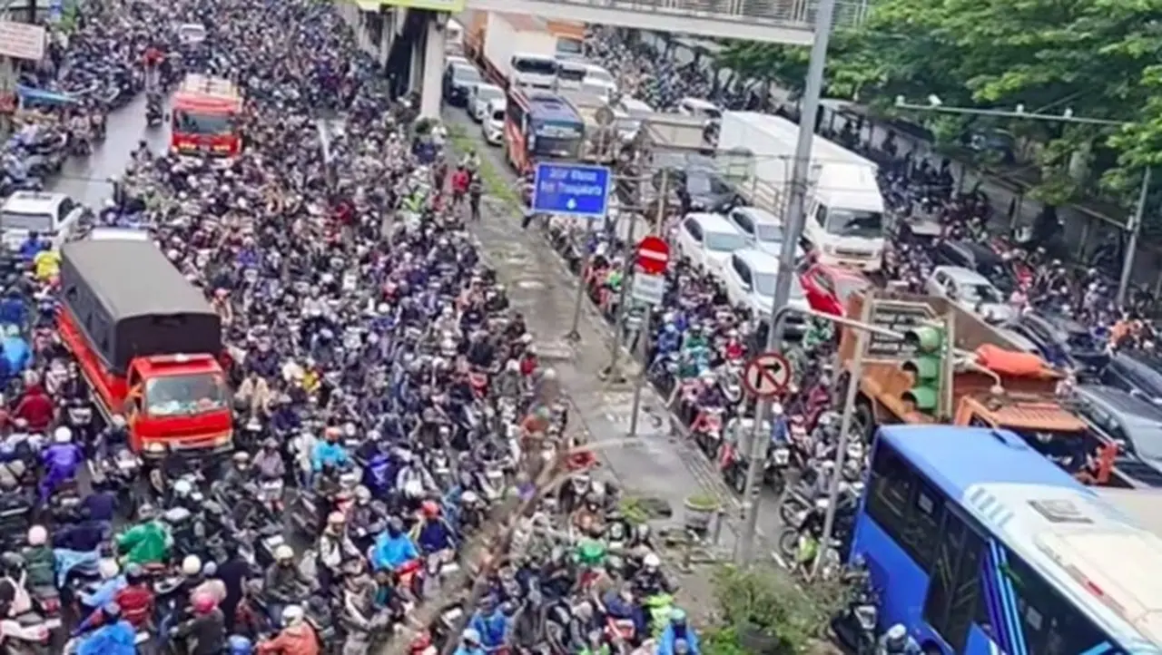 Banjir Daan Mogot Lumpuhkan Arus Lalu Lintas, Pengendara Terjebak 3 Jam