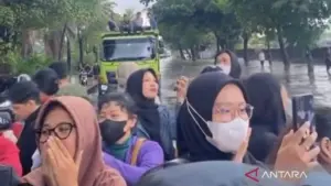 Kisah Haru Pekerja Tumpangi Truk Terobos Banjir dan Macet Daan Mogot