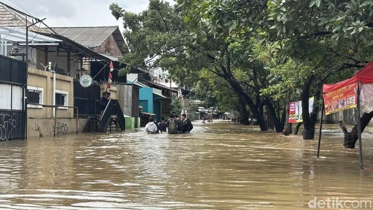 Sirine Peringatan Dini Banjir Bekasi Meraung, Tujuh Kecamatan Terendam Air hingga 1,5 Meter
