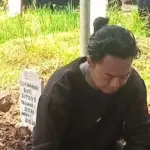 Reza Arap Ziarah ke Makam Lula Lahfah, Ungkap Impian Sang Kekasih untuk Kariernya Reza Arap Ziarah ke Makam Lula Lahfah, Ungkap Impian Sang Kekasih untuk Kariernya