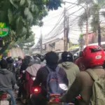 Truk Besi Nyangkut di Pohon, Lalu Lintas Jalan Raya Condet Jakarta Selatan Macet Parah