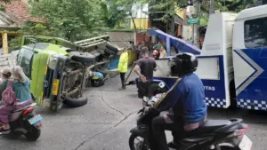 Truk Bermuatan Hebel Terguling di Cimanggis Depok Akibat Tak Kuat Menanjak
