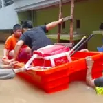 Banjir Kampung Melayu Belum Surut, Polairud Polda Metro Evakuasi Ratusan Warga Terdampak