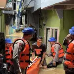 Banjir Kebon Pala Meluas, Puluhan Personel Ditpolairud Polda Metro Jaya Evakuasi Warga