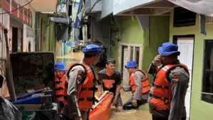 Banjir Kebon Pala Meluas, Puluhan Personel Ditpolairud Polda Metro Jaya Evakuasi Warga