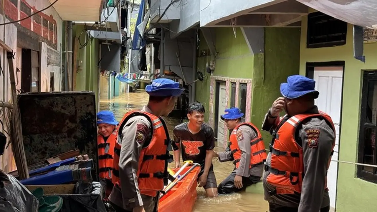 Banjir Kebon Pala Meluas, Puluhan Personel Ditpolairud Polda Metro Jaya Evakuasi Warga