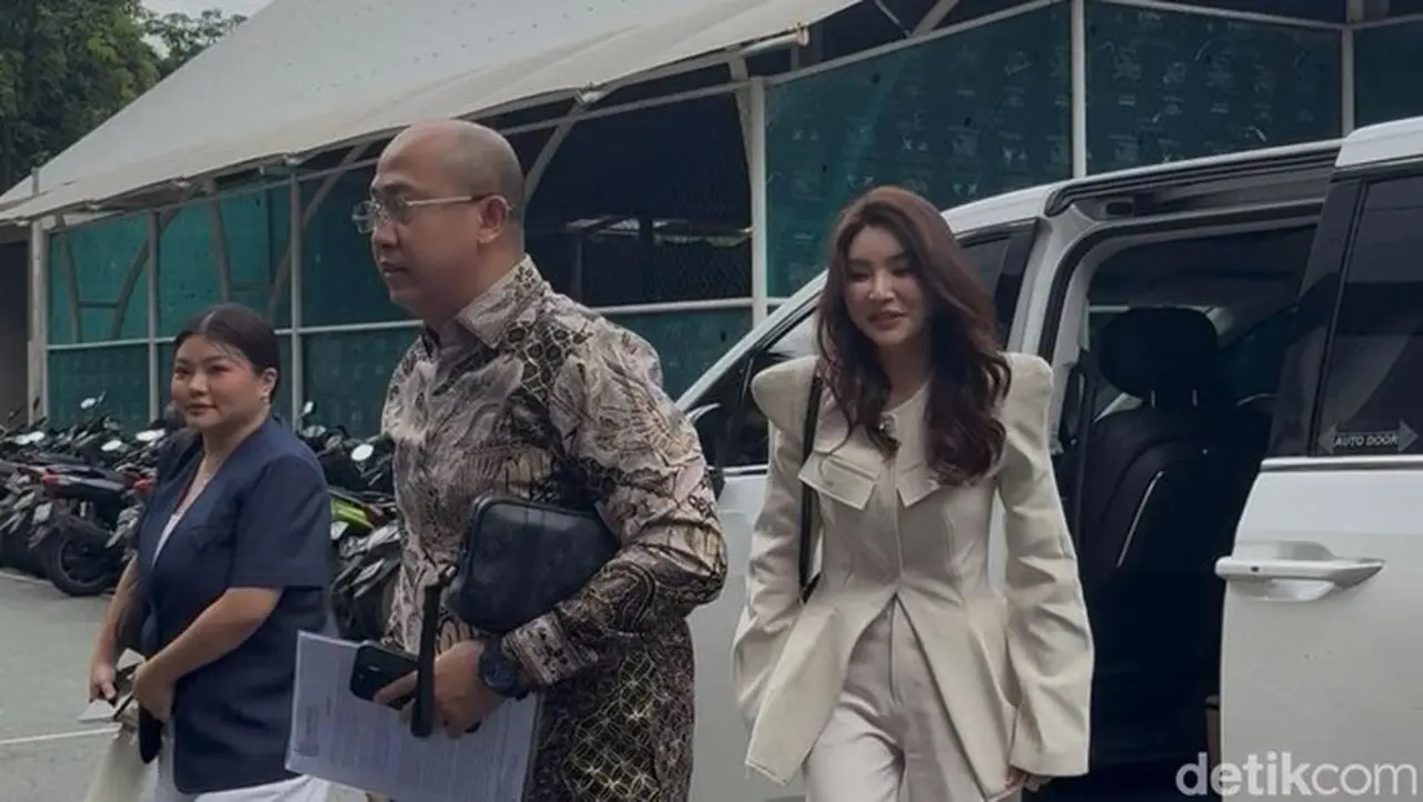 Sarwendah Diperiksa sebagai Saksi Kasus Pencemaran Nama Baik yang Dilaporkan Ruben Onsu Sarwendah Diperiksa sebagai Saksi Kasus Pencemaran Nama Baik yang Dilaporkan Ruben Onsu