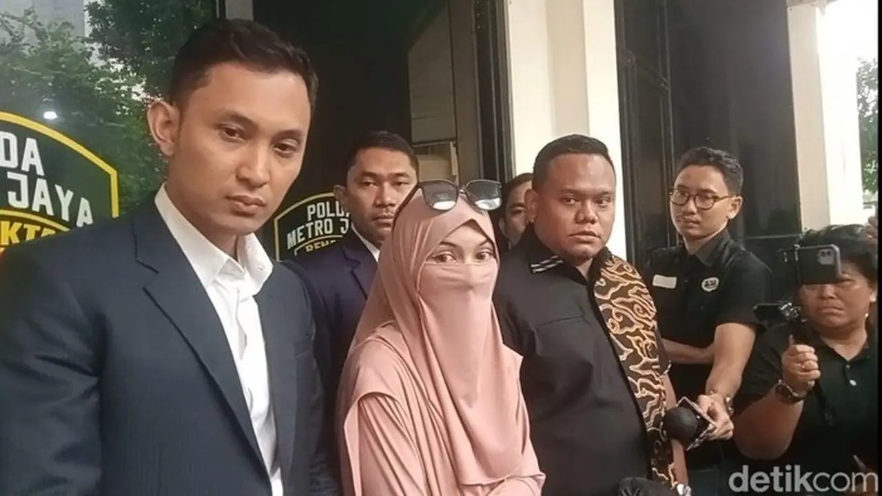 Polda Metro Jaya Ungkap 6 Bukti Kuat Dugaan Perzinaan Inara Rusli dan Insanul Fahmi Polda Metro Jaya Ungkap 6 Bukti Kuat Dugaan Perzinaan Inara Rusli dan Insanul Fahmi