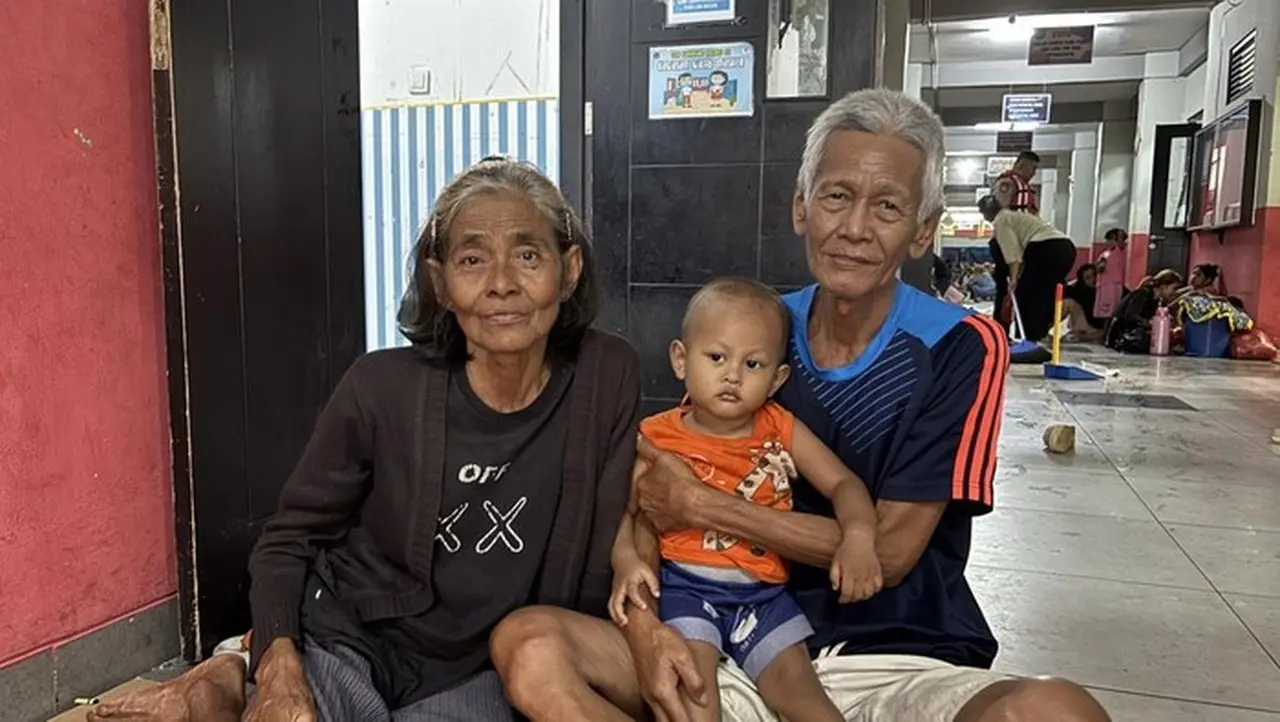 Banjir Kampung Melayu: Pintu Rumah Jebol, Perabotan Warga Terendam Air 2 Meter Banjir Kampung Melayu: Pintu Rumah Jebol, Perabotan Warga Terendam Air 2 Meter