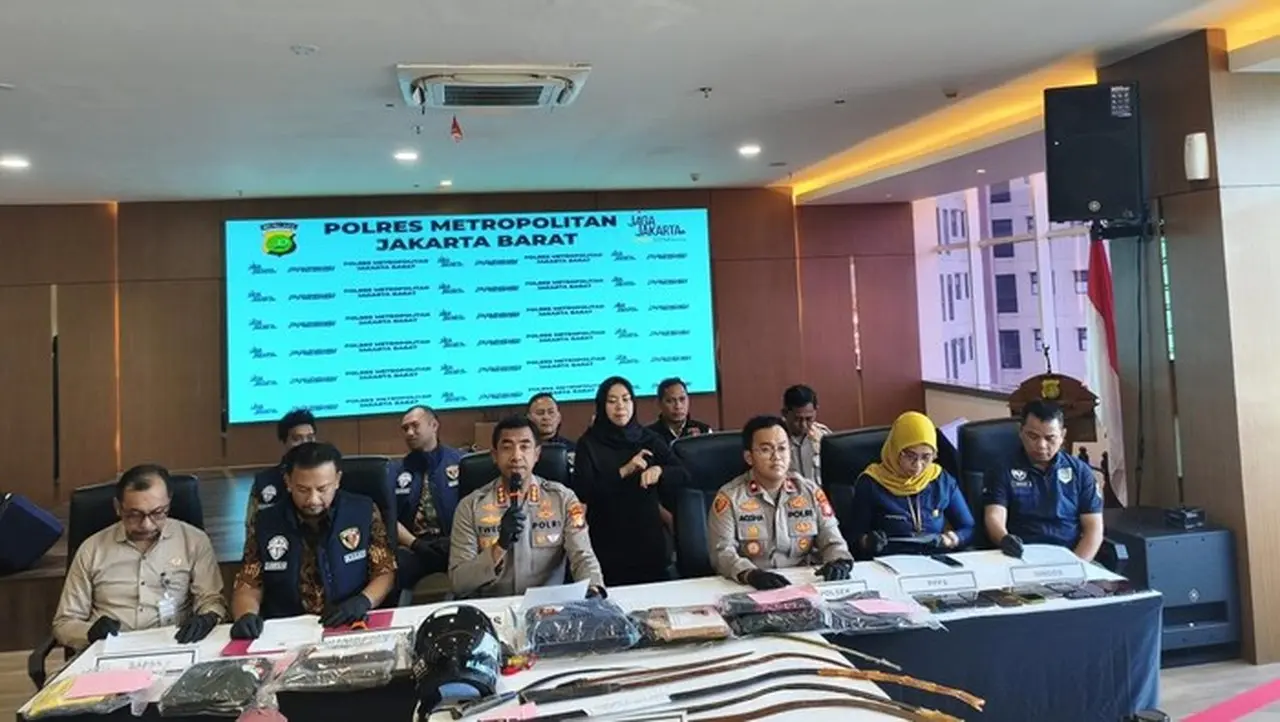 Tawuran Maut di Kebon Jeruk Tewaskan Pelajar, 10 Pelaku Diamankan Polisi Tawuran Maut di Kebon Jeruk Tewaskan Pelajar, 10 Pelaku Diamankan Polisi