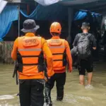 Banjir Jakarta: 29 RT Masih Terendam, Ribuan Warga Mengungsi Banjir Jakarta: 29 RT Masih Terendam, Ribuan Warga Mengungsi