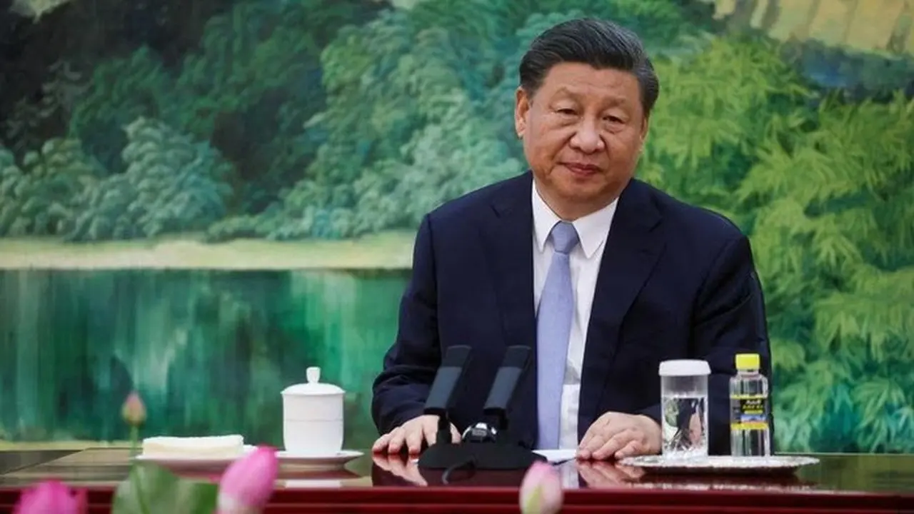 Xi Jinping Terima Bola Kemenangan MU dari PM Inggris Keir Starmer