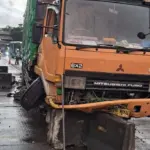 Truk Muatan Tabrak Separator TransJ di Palmerah, Lalu Lintas Jakarta Barat Macet Parah Truk Muatan Tabrak Separator TransJ di Palmerah, Lalu Lintas Jakarta Barat Macet Parah