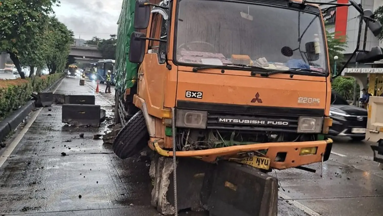 Truk Muatan Tabrak Separator TransJ di Palmerah, Lalu Lintas Jakarta Barat Macet Parah Truk Muatan Tabrak Separator TransJ di Palmerah, Lalu Lintas Jakarta Barat Macet Parah