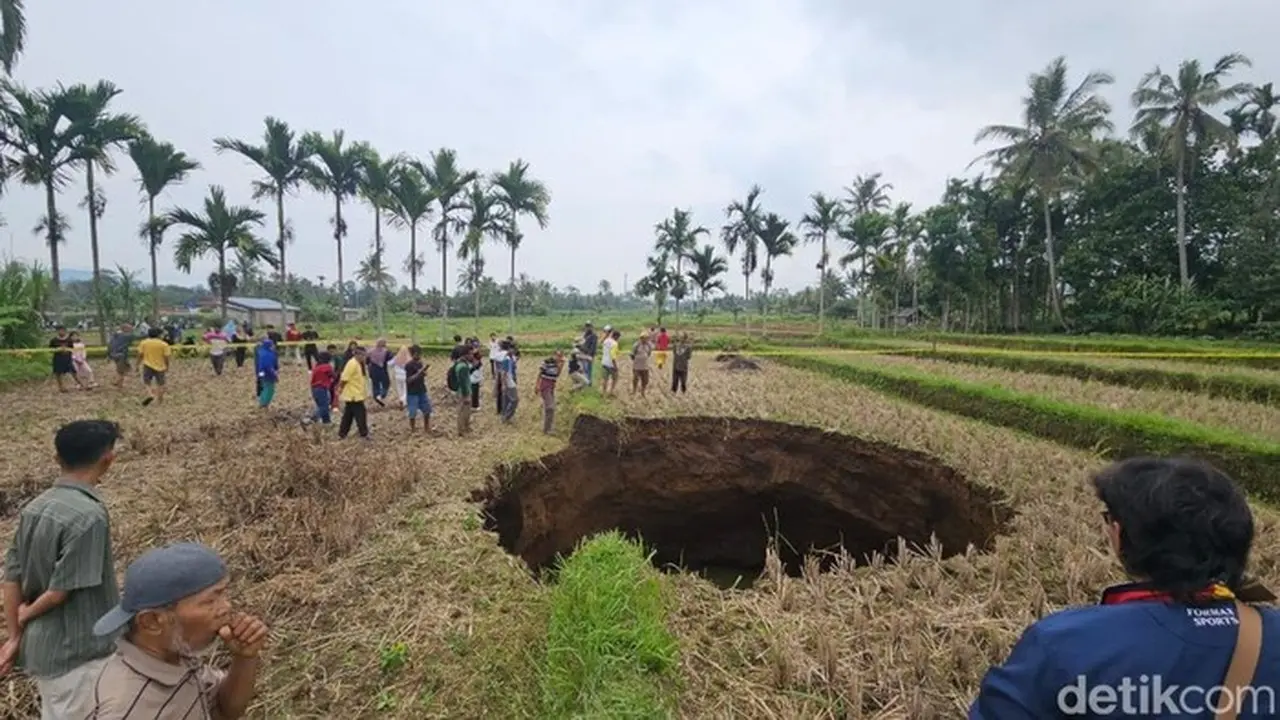 Lubang Raksasa Muncul di Sawah Warga Sumbar Usai Terdengar Suara Ledakan