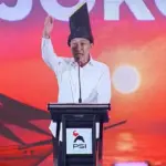 Jokowi Hadiri Rakernas PSI di Makassar, Kenakan Passapu Khas Makassar