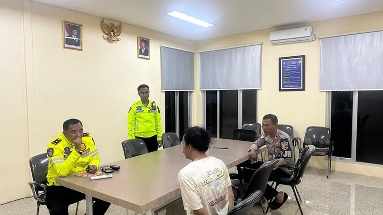 Sopir Fortuner Pengangkut Solar Subsidi di Tol Jagorawi Ditangkap Saat Mengonsumsi Sabu Sopir Fortuner Pengangkut Solar Subsidi di Tol Jagorawi Ditangkap Saat Mengonsumsi Sabu