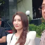 Sarwendah Serahkan Bukti Anak Kandung ke Polisi, Bela Putri dari Fitnah Ruben Onsu Sarwendah Serahkan Bukti Anak Kandung ke Polisi, Bela Putri dari Fitnah Ruben Onsu